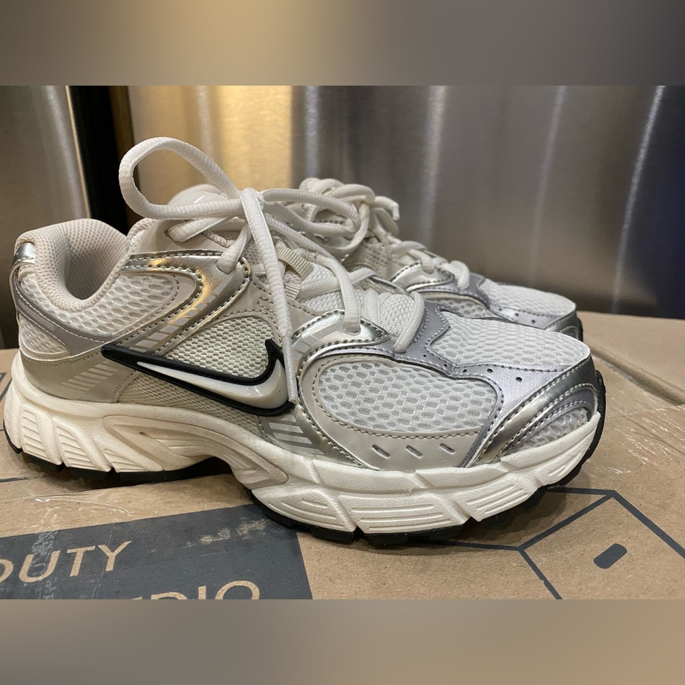 Nike V5 RNR women’s sneakers